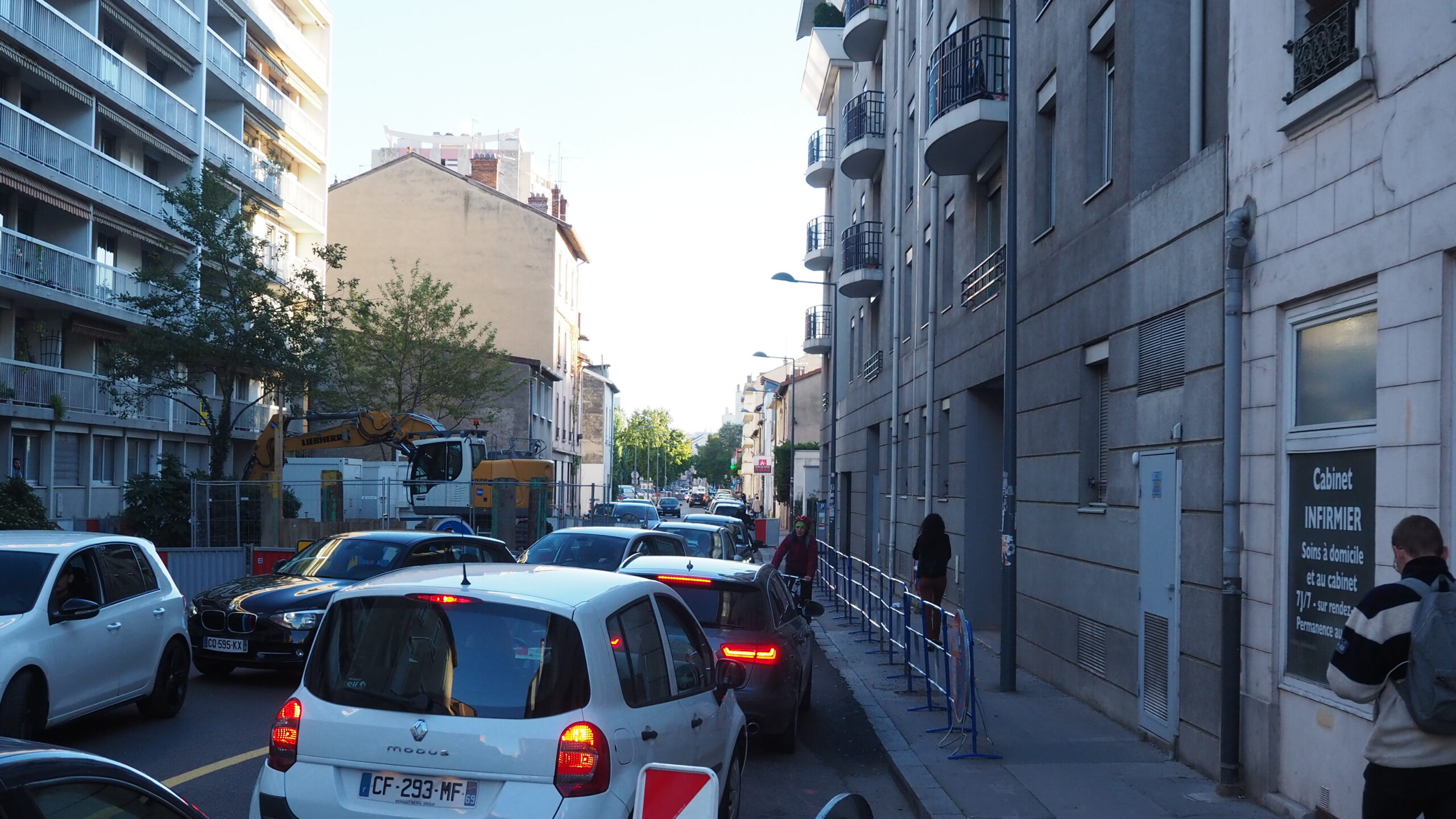 Villeurbanne : travaux et affichages aléatoires rue Rollet, mettent en danger Cyclistes et passants
